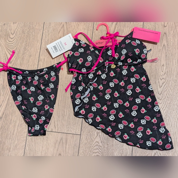 Betsey Johnson Black Hot Pink Floral Rose Lips Bikini Ooh La 3 Pc Set Sarong NEW - Picture 1 of 5